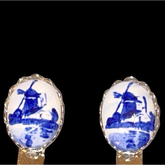 Vintage 1950’s Sweater Clip With Delft Windmills - Picture 4 of 4